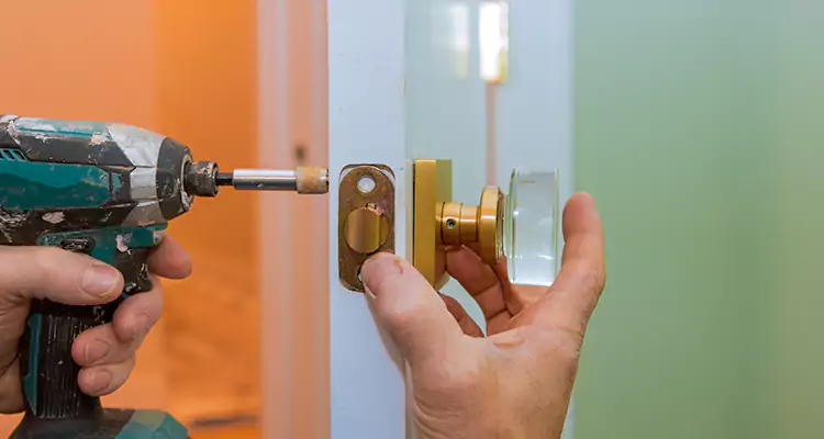 Broken Door Knob Fix in Aventura, FL